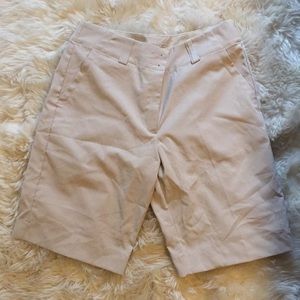 Nike women’s golf shorts ⛳️ size 6 tan/kacki